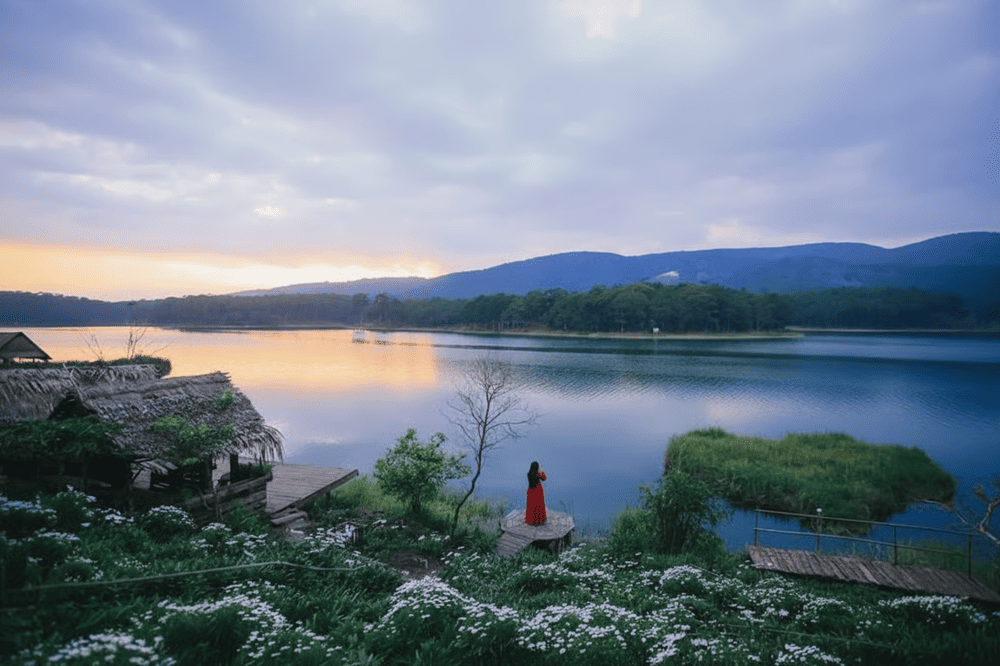 Du kh&aacute;ch tận hưởng khoảnh khắc ho&agrave;ng h&ocirc;n l&atilde;ng mạn b&ecirc;n Đảo Tr&aacute;i Tim với khung cảnh thi&ecirc;n nhi&ecirc;n thơ mộng của Hồ Tuyền L&acirc;m